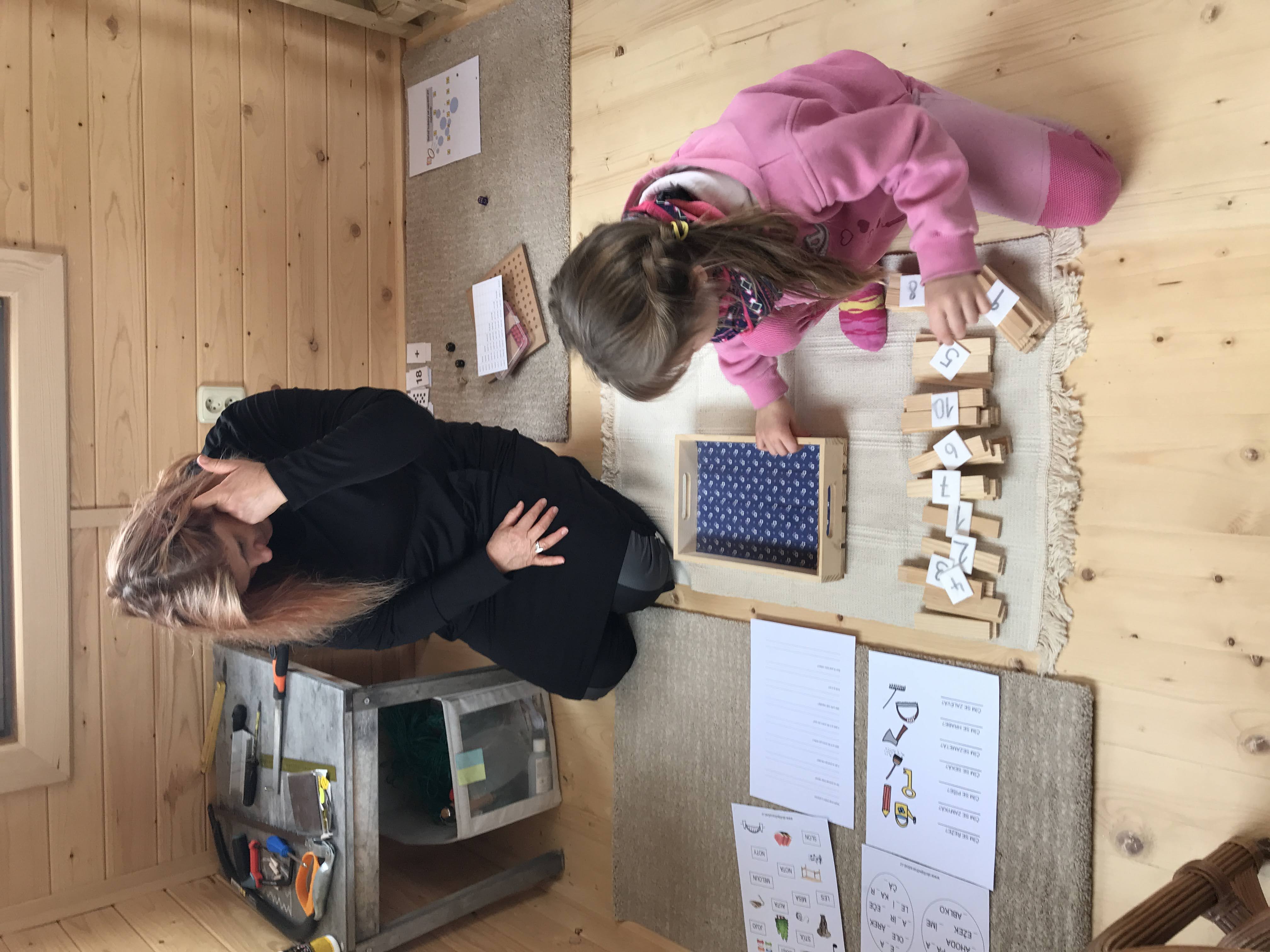 Děti se přirozeně učí cizí jazyk hrou a čtením